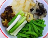西生菜燴海蔘蹄筋的食譜步驟1照片