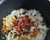 Foto del paso 3 de la receta: Chorizo con azafrán (tipo a la pomarola)