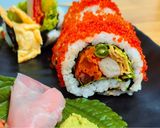 Hình bước làm 4 của món Sushi Cơm Cuộn Bọc Trứng Cá Chuồn