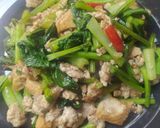 รูปขั้นตอนการทำที่ 3 ของ ผักกวางตุ้งผัดน้ำมันหอยใส่ไก่บดและเต้าหู้ปลา