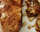Foto del paso 4 de la receta: Ternera blanca a la plancha con Chips de Alcachofa y Piñones