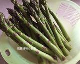 A picture of step 2 of Asparagus Pork Rolls.