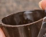 Foto del passaggio 5 della ricetta Tazzine di Cioccolato Riciclate dall' Uovo di Pasqua con Mousse Senza Zucchero