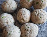 Foto del paso 1 de la receta: Albóndigas de merluza en salsa con penne rigate