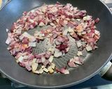 Une image de l'étape 6 de Poulet à l’ananas, oignon rouge, coriandre et cacahuètes.