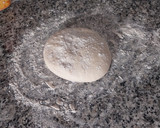 Foto del paso 6 de la receta: Rulo de pizza de jamón, quesos y olivas