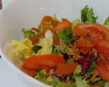 Foto del paso 2 de la receta: Ensalada cabrales, ajos fritos, tomate, con brotes frescos