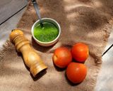 Foto del paso 2 de la receta: 🍅🌿🧀 Sándwich de miga caprese - Tomate, pesto de albahaca y queso 🧀🌿🍅