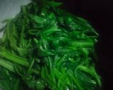 Foto langkah ke 3 dari resep Tumis kangkung sosis.