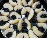 Foto del paso 3 de la receta: Torta invertida de manzana y ciruelas pasa