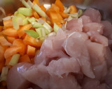 Foto del paso 1 de la receta: Sopa de pollo con verduras y pasta alemana
