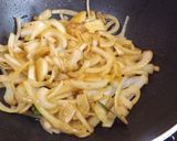 Foto del paso 3 de la receta: Alones de pollo con salsa de cebolla y laurel
