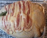 Foto del paso 3 de la receta: Pavo asado relleno de cerdo, castaña, bacon y tomillo y verduras