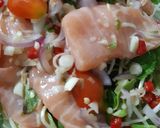 รูปขั้นตอนการทำที่ 2 ของ "ยำแซลมอนต้นอ่อนทานตะวัน" Spicy Salmon&Sunflower Sprout Salad 🥗