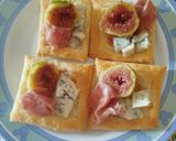 Foto del passaggio 3 della ricetta Pizzette 15 minuti con fichi, gorgonzola piccante & crudo