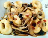 Foto del paso 5 de la receta: Calamares con setas shimeji y salsas asiáticas