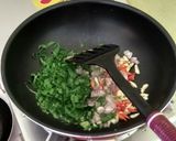 Foto langkah ke 2 dari resep Telur goreng isi sawi.