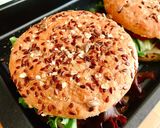Hình bước làm 5 của món Burger Nguyên Cám Kẹp Gà Tây Gia Vị Ý