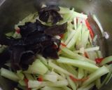 Foto langkah ke 3 dari resep Oseng Labu Siam dan Jamur Kuping.