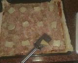 Foto del paso 10 de la receta: Pizza de atún, jamón york, queso rulo de cabra, bacon y cebolla