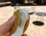Hình bước làm 2 của món Kẹo nướng marshmallow kẹp bánh qui giòn cracker