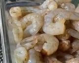 Foto del paso 2 de la receta: Camarones 🍤 marinados con jugo de toronja 🍊 agria con crema servidos con lechuga 🥬 cebolla 🧅 morada