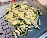 Une image de l'étape 7 de Courgettes et tomates, oignon rouge au bouillon de gambas.