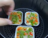 รูปขั้นตอนการทำที่ 3 ของ ไข่เจียวผักรวมคลีนไร้น้ำมัน เพียง 76 kcal/ชิ้น ด้วยหม้อทอดไร้น้ำมัน ทำง่ายเพียง 8 นาที