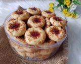 Foto langkah ke 8 dari resep Strawberry thumbprint.
