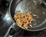 Foto del paso 1 de la receta: Gyozas de cebolla caramelizada, carrilleras y queso de cabra