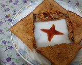 A picture of step 7 of Schezwan chutney brown Bread 🍞 tomato 🍅 onion omellete.