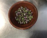 Une image de l'étape 8 de Salade de coeurs d'artichauts aux tomates, concombre et fleurs de thym.
