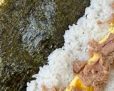 Foto langkah ke 7 dari resep Homemade Tuna Sushi With Egg.