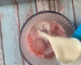 Foto langkah ke 3 dari resep Strawberry Milk.