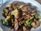 Ternera con brócoli y setas al estilo chino