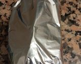 Foto del paso 1 de la receta: Muslo de pollo deshuesado con verduras asadas