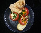 Foto del paso 3 de la receta: Tomates rellenos de huevo!✌️con pan tostado y ajo