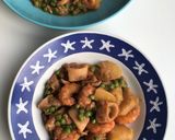 Foto del paso 6 de la receta Guiso de calamar y gambones, con patatas, cebolla y guisantes