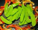 Hình bước làm 3 của món 🌱 Nấm Xào Đậu Hà Lan & Ớt Chuông Đỏ