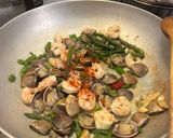 Foto del passaggio 2 della ricetta Orecchiette gamberi vongole asparagi
