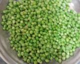 A picture of step 1 of Matar Masala.