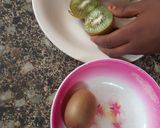 A picture of step 1 of Kiwi drink.