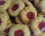 Foto langkah ke 5 dari resep Thumbprint strawbery + tips kue cantik.
