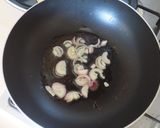 Foto langkah ke 3 dari resep Tumis jamur bumbu kecap.