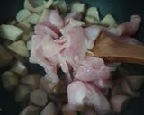 รูปขั้นตอนการทำที่ 2 ของ หมูผัดเห็ด