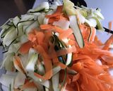 Une image de l'étape 1 de Tagliatelles de courgettes et carottes au bouillon de poisson.