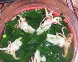 Hình bước làm 3 của món Đầu mực 🦑nấu canh lá ngót