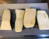 Une image de l'étape 1 de Saucisses de Toulouse grillées courgette épicée et herbes aromatiques.