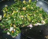 Foto langkah ke 3 dari resep Tumis daun pepaya.