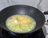 Foto langkah ke 2 dari resep Bakmie Bayam Goreng Nyemek bumbu instant.